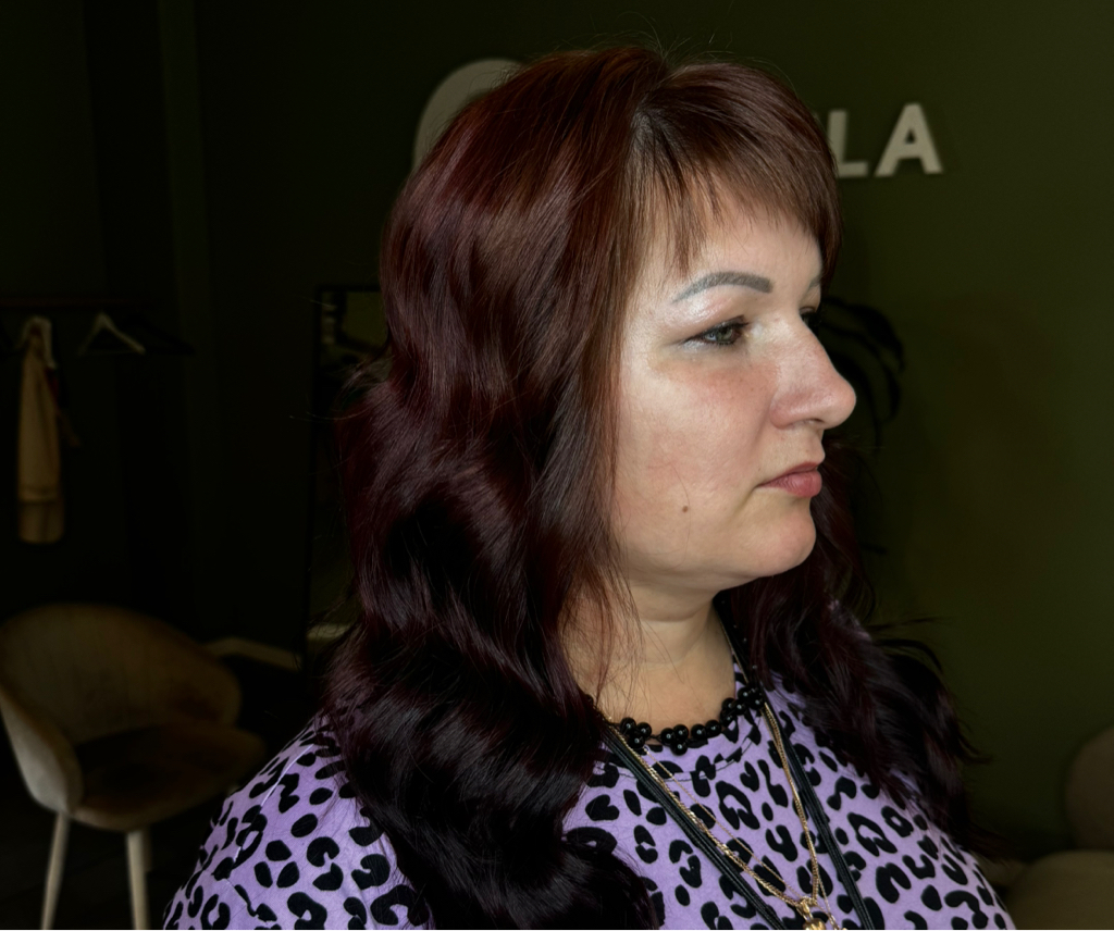 Окрашивание корней на средней длине волос