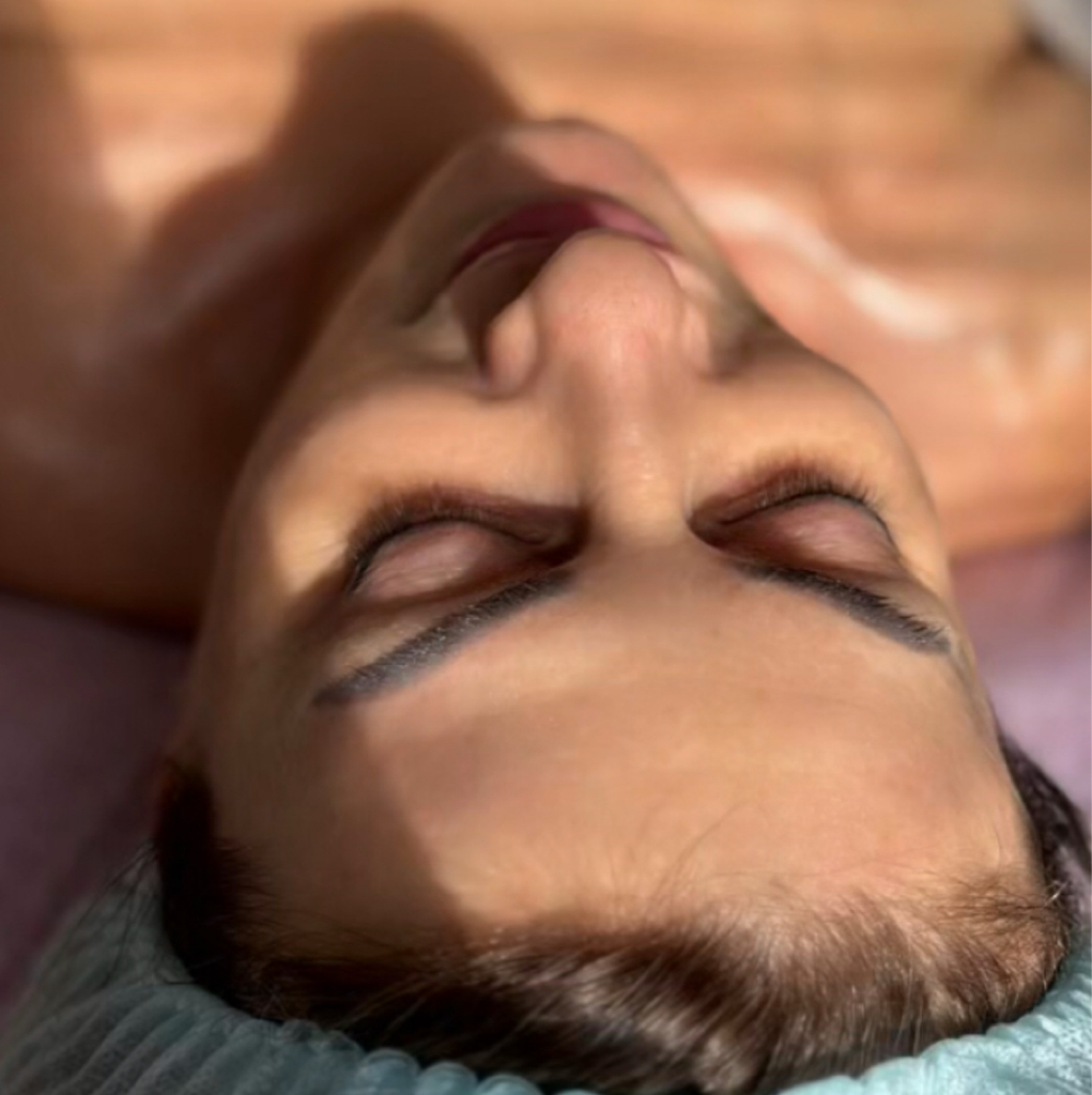 МАССАЖ ЛИЦА /Испанский/ Лицо,шея,зона декольте,воротниковая зона,руки +маска(подобранная индивидуально)