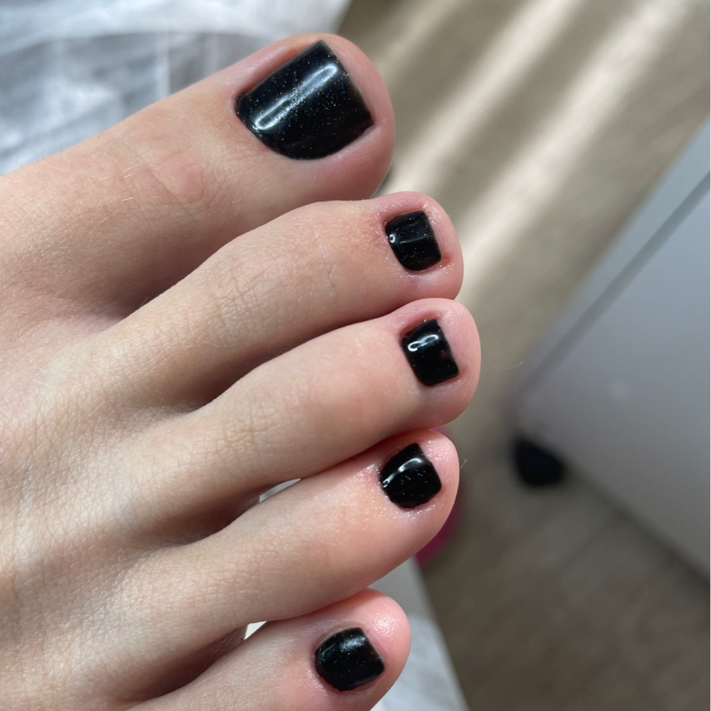 Гигиенический педикюр (только пальцы) + гель-лак или обычный лак.