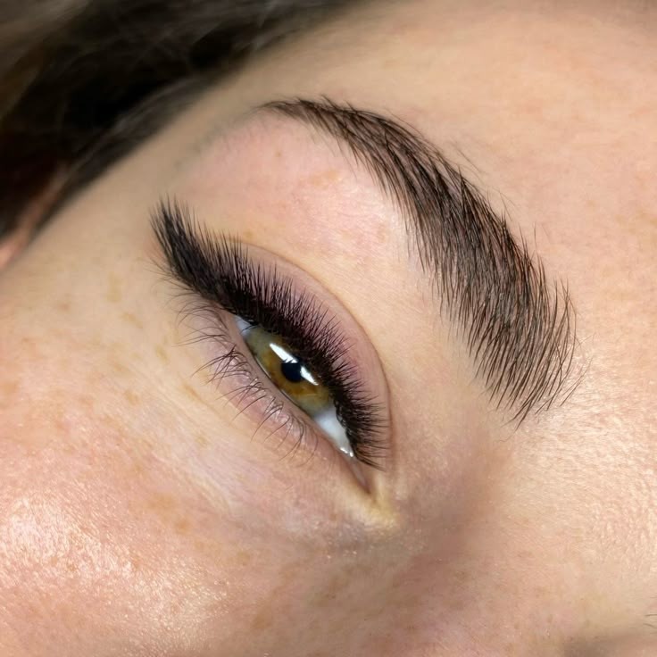 Наращивание ресниц 3D