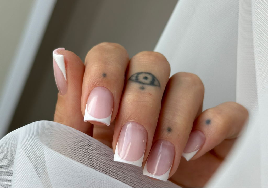 Маникюр + укрепление гелем +френч или втирка (снятие входит в стоимость)