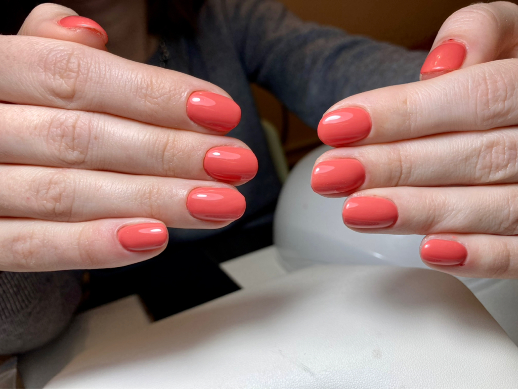 Маникюр аппаратный с покрытием гель-лак коротких ногтей