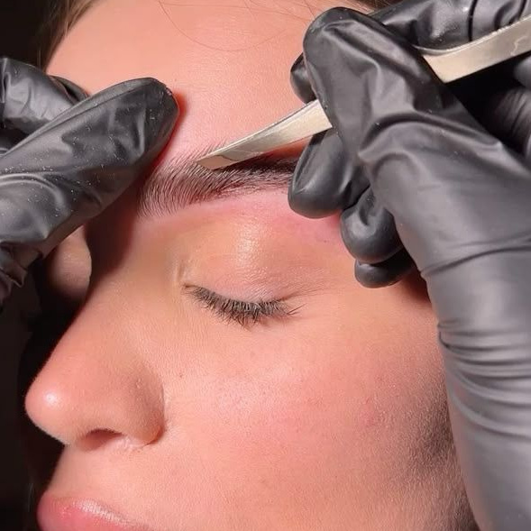 Коррекция бровей