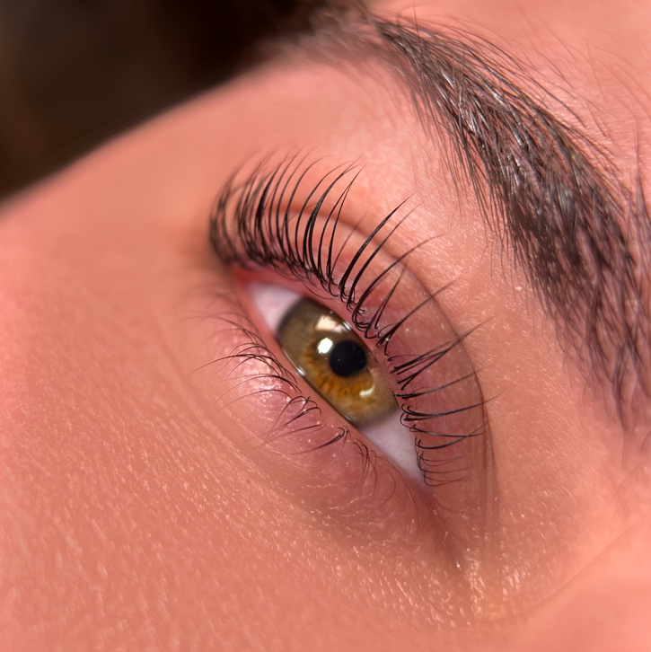 Ламинирование верхних ресниц( с окрашивание и доп.уходом)