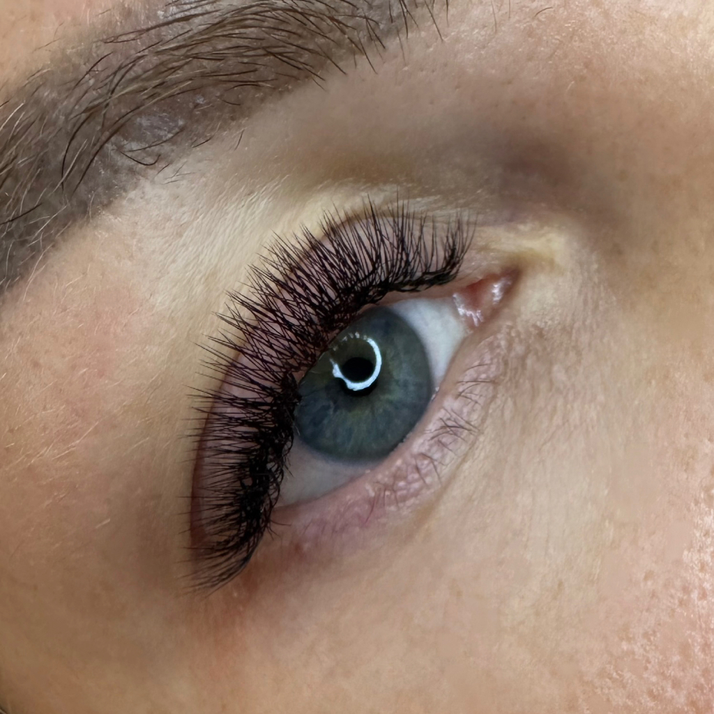 Наращивание ресниц 3D