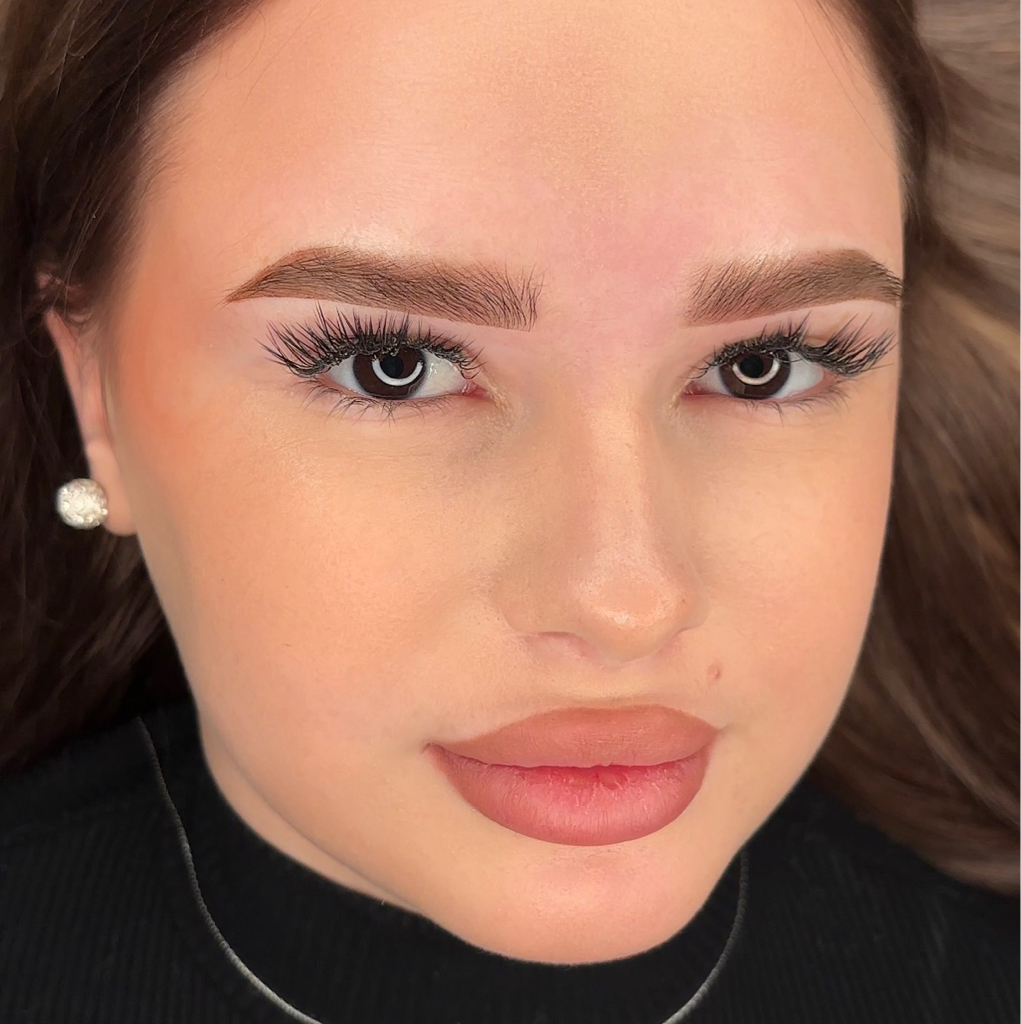 Перманентный макияж бровей