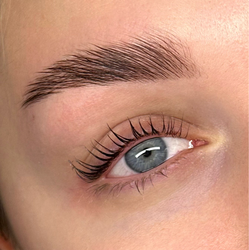 Комбо 2: Лами ресниц + окрашивание бровей + коррекция