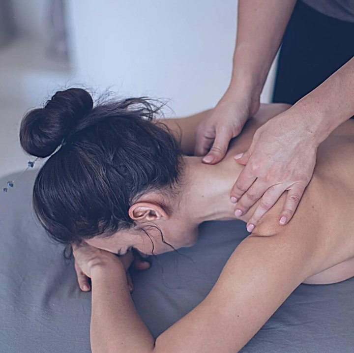 Массаж шейно-воротниковой зоны