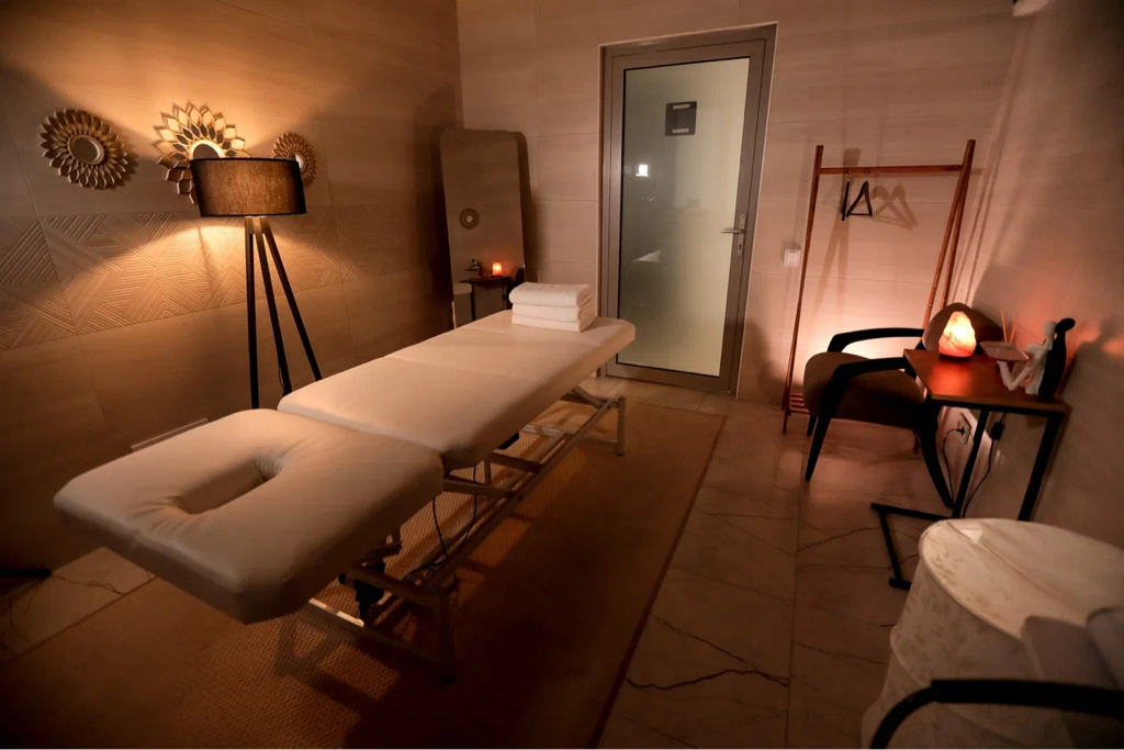 Табиғаттағы арық жалаңаш әйел