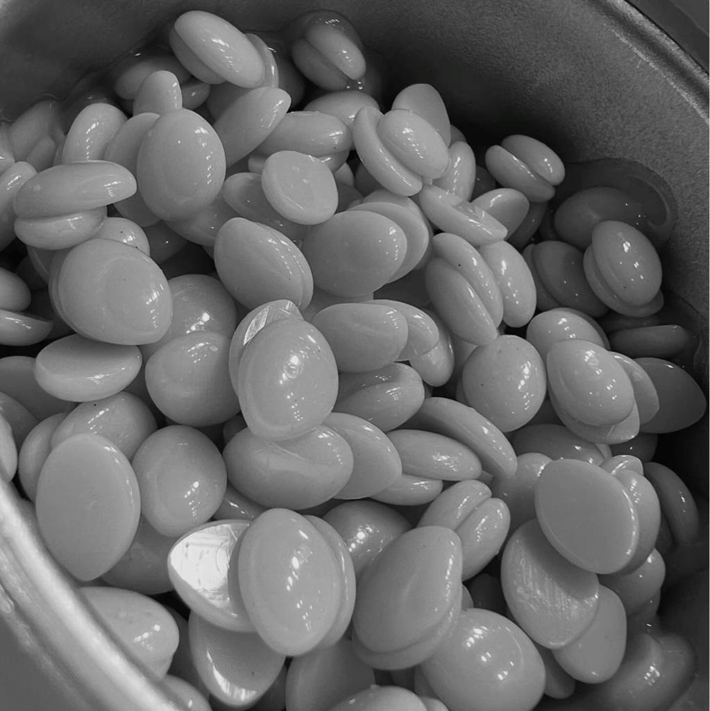 Удаление нежелательных волосков воском