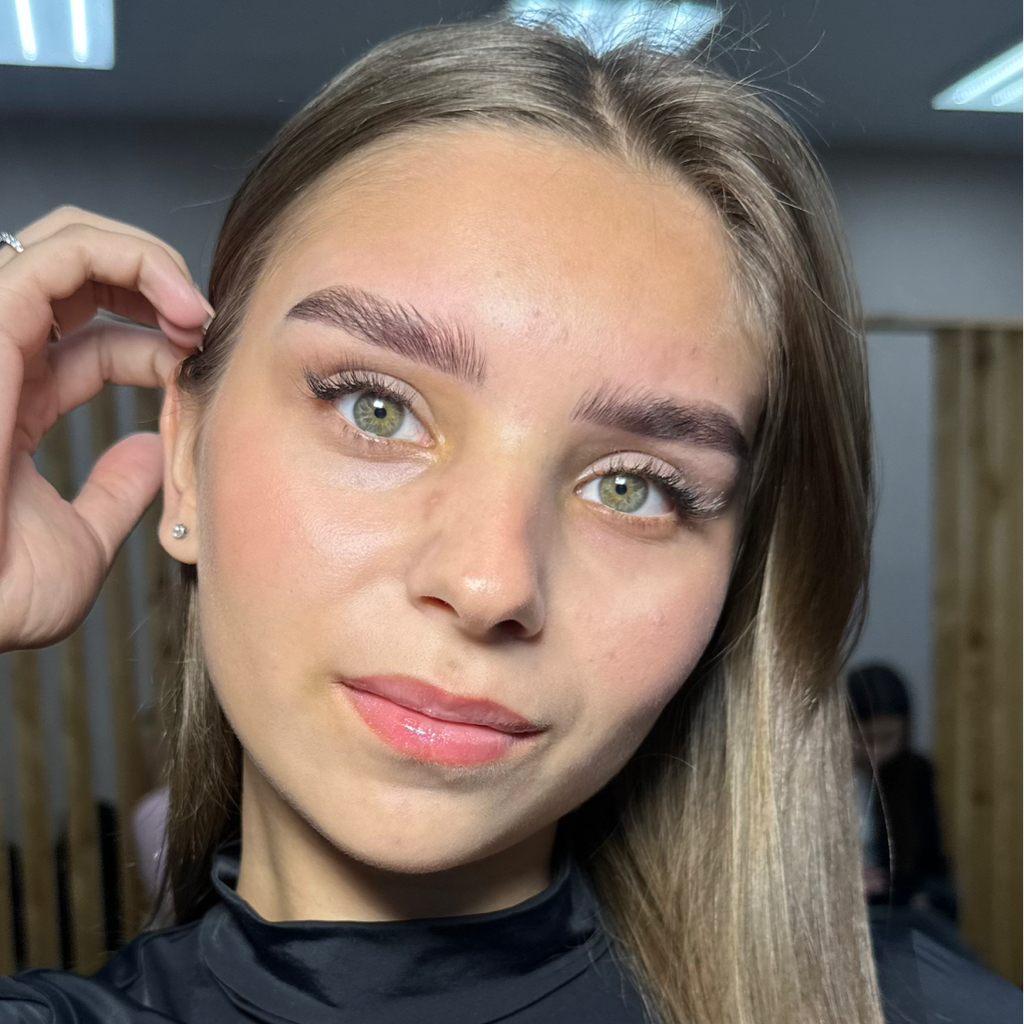 Осветление бровей с окрашиванием