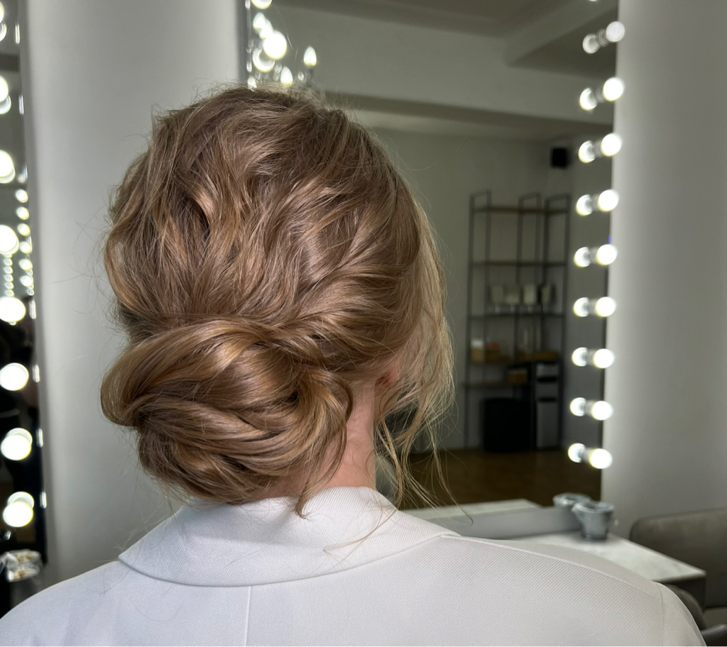 Прическа( локоны, хвост , пучок )