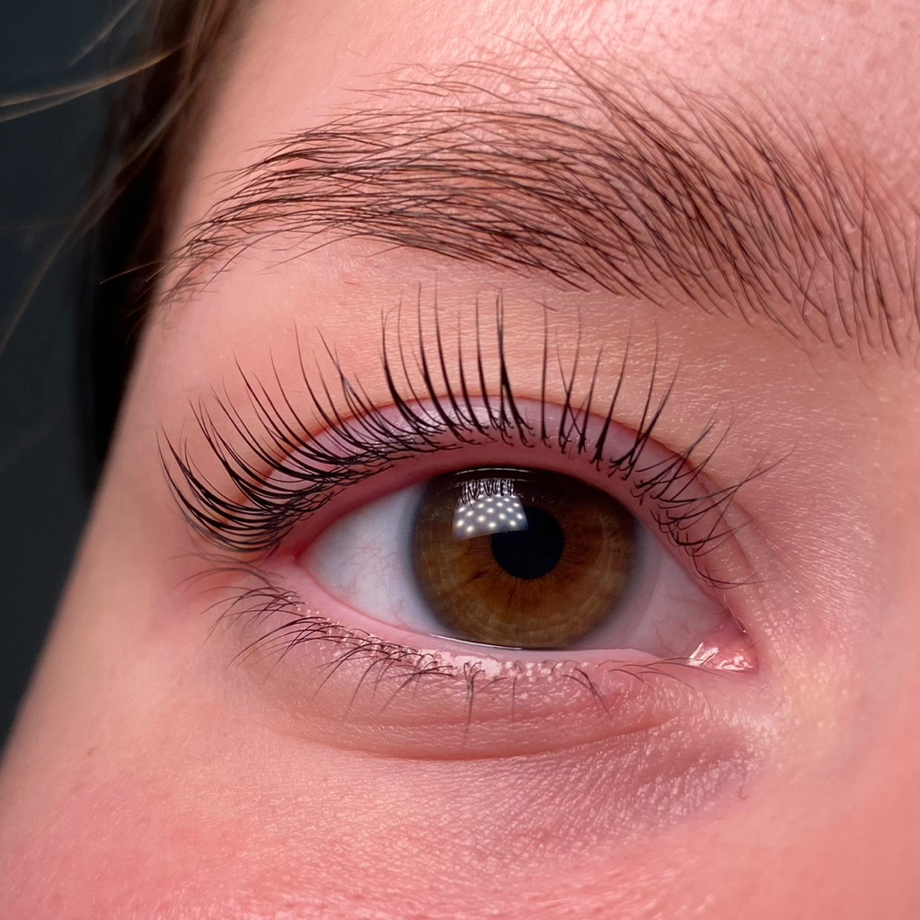 2. Комплекс: ламинирование бровей + коррекция  (без окрашивания) + ламинирование ресниц с окрашиванием и ботоксом