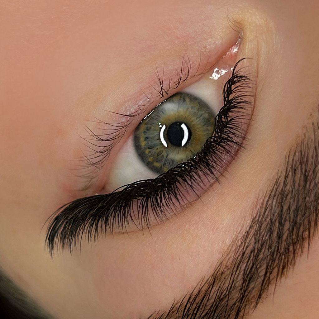 Наращивание ресниц от 3300₽ с загущением