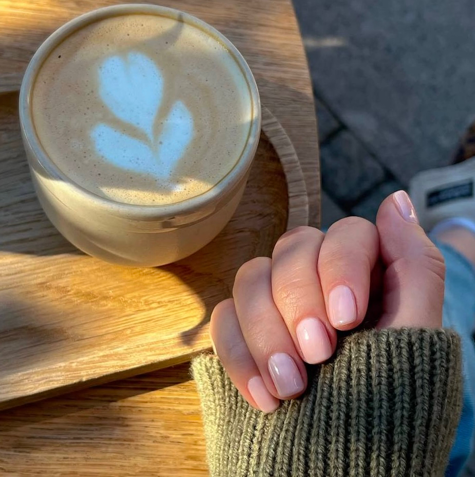 гигиенический маникюр + покрытие обычным лаком (без снятия покрытия)