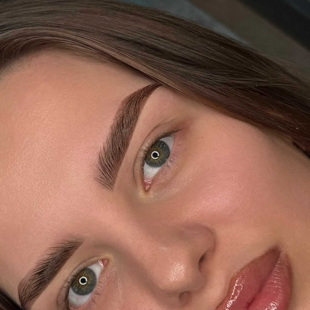 Оформление воском/пинцетом +окрашивание бровей