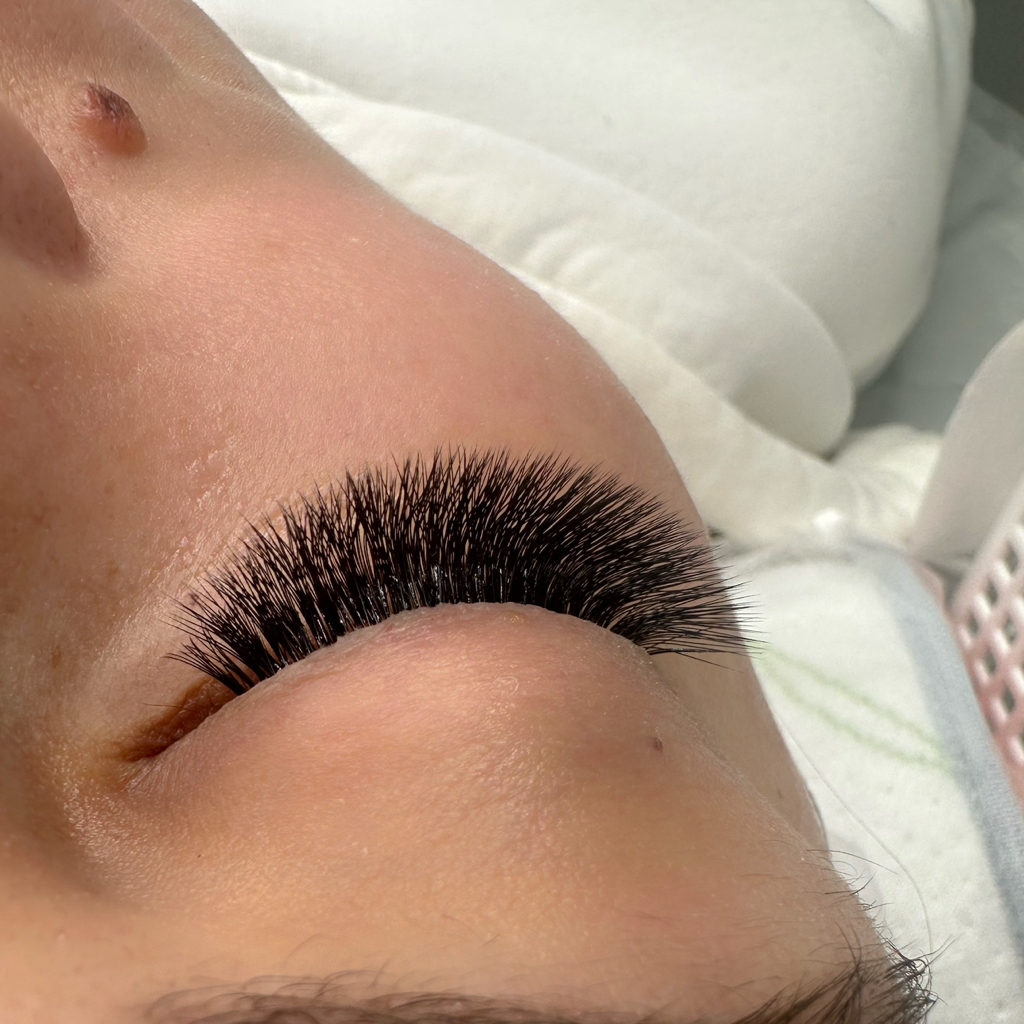 Наращивание ресниц 4D