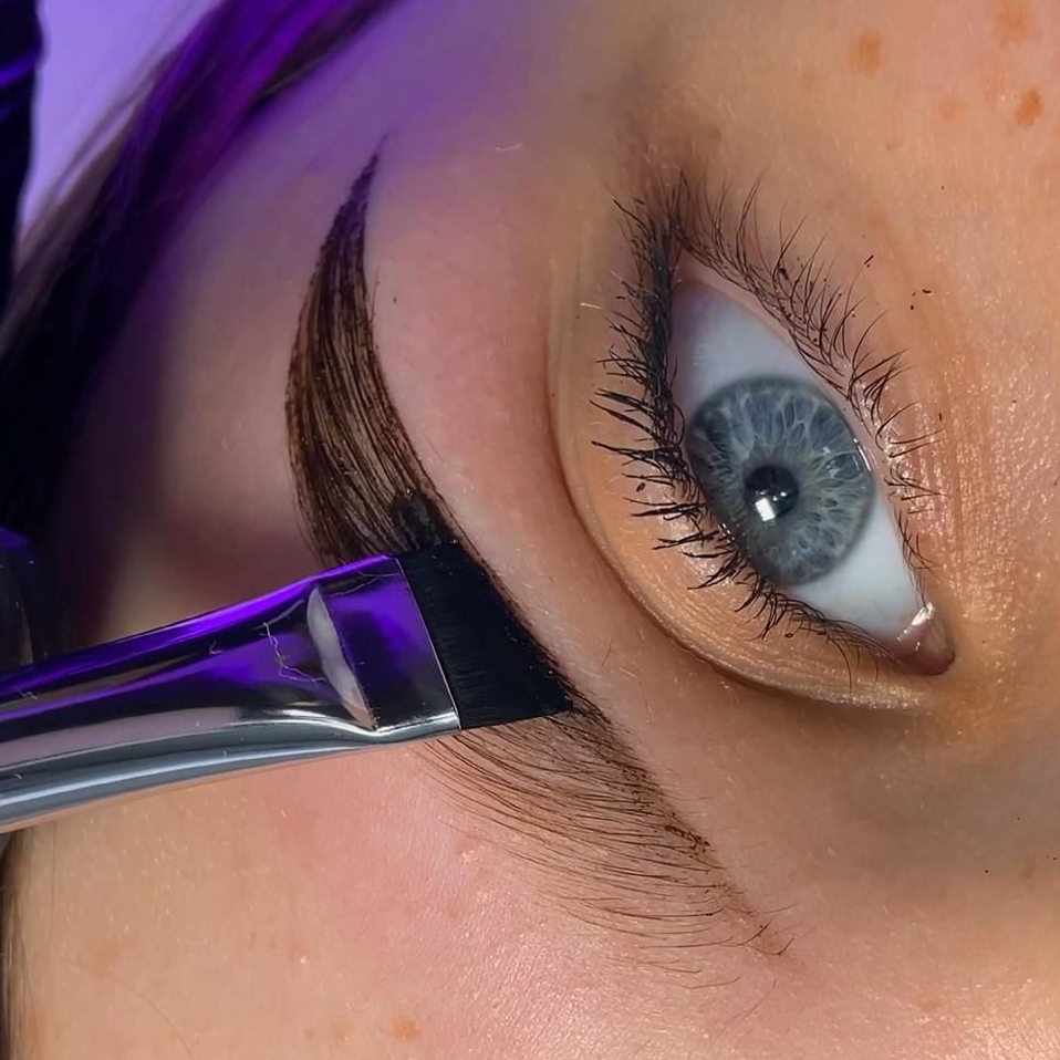 Окрашивание бровей