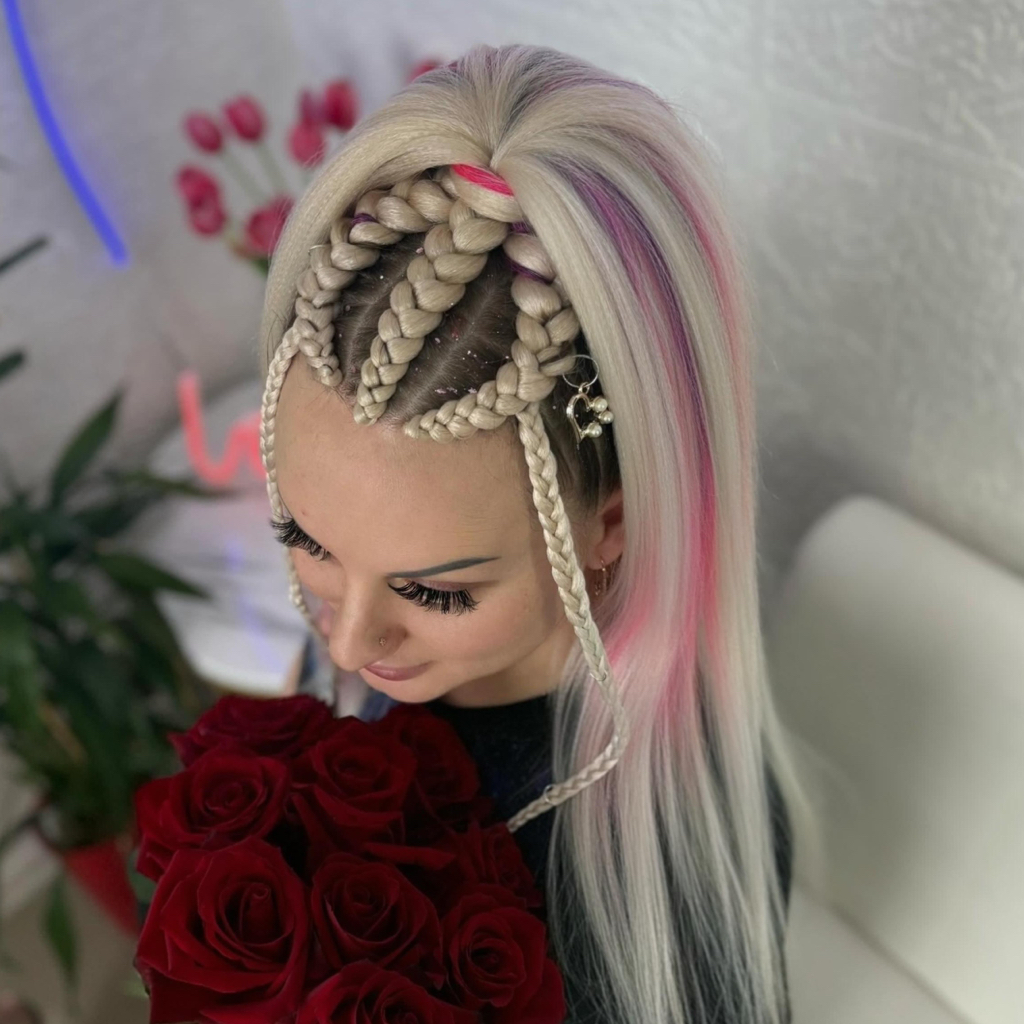 Пять брейдов в распущенный хвост (косы у лица в 🎁).  ⏰ Время плетения 1,5-2 часа. 🫰 Стоимость 3500₽. ✨ Срок носки такой прически 1-2,5 недели.