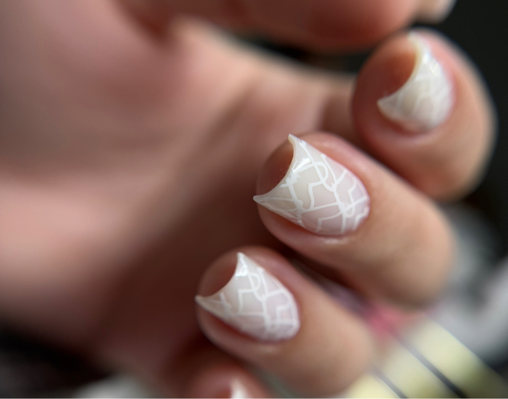 Маникюр с покрытием на среднюю длину (до 5 мм)