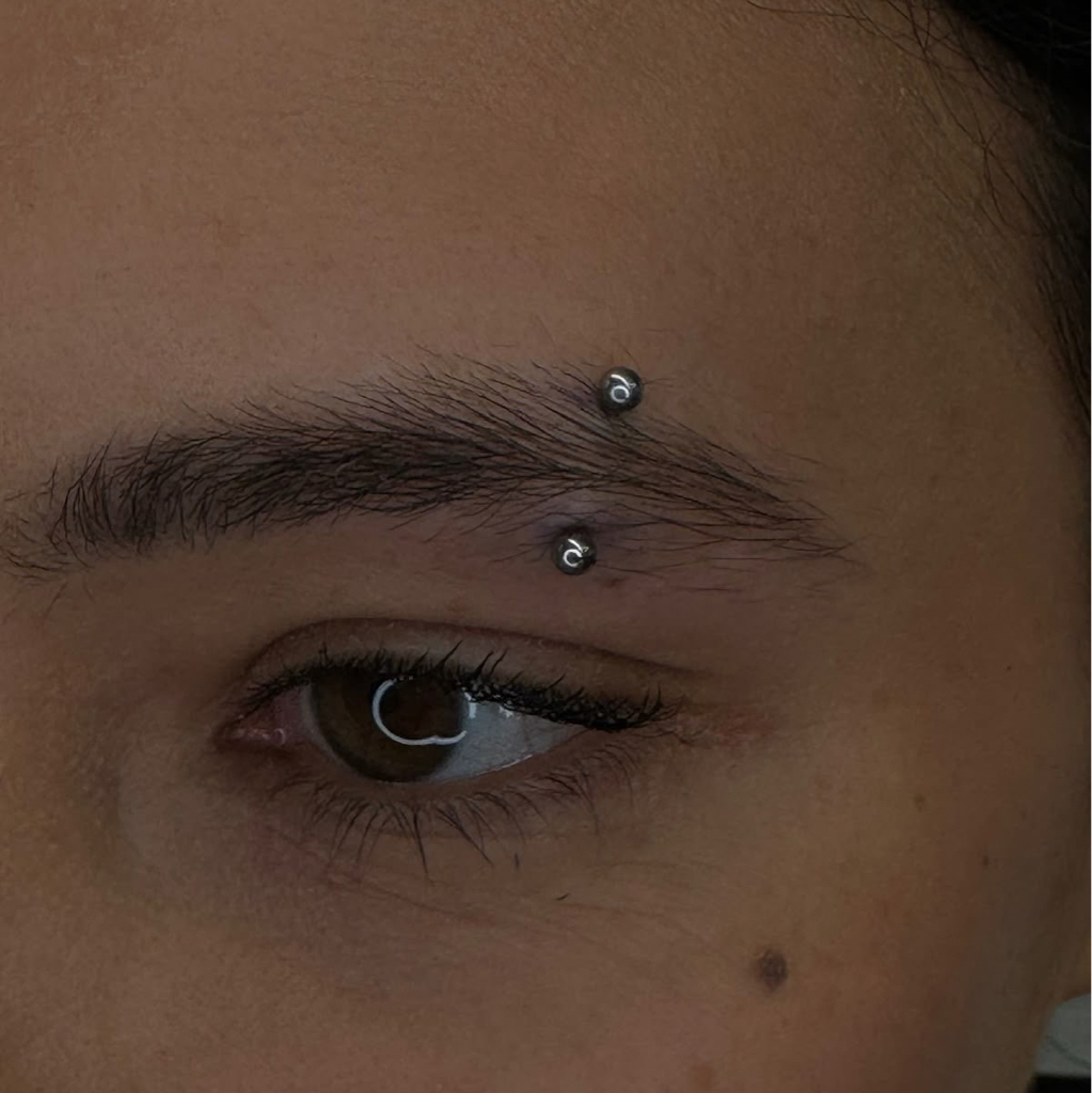 Прокол бровь