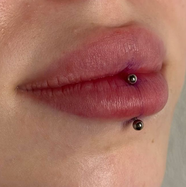 Прокол вертикальный лабрет