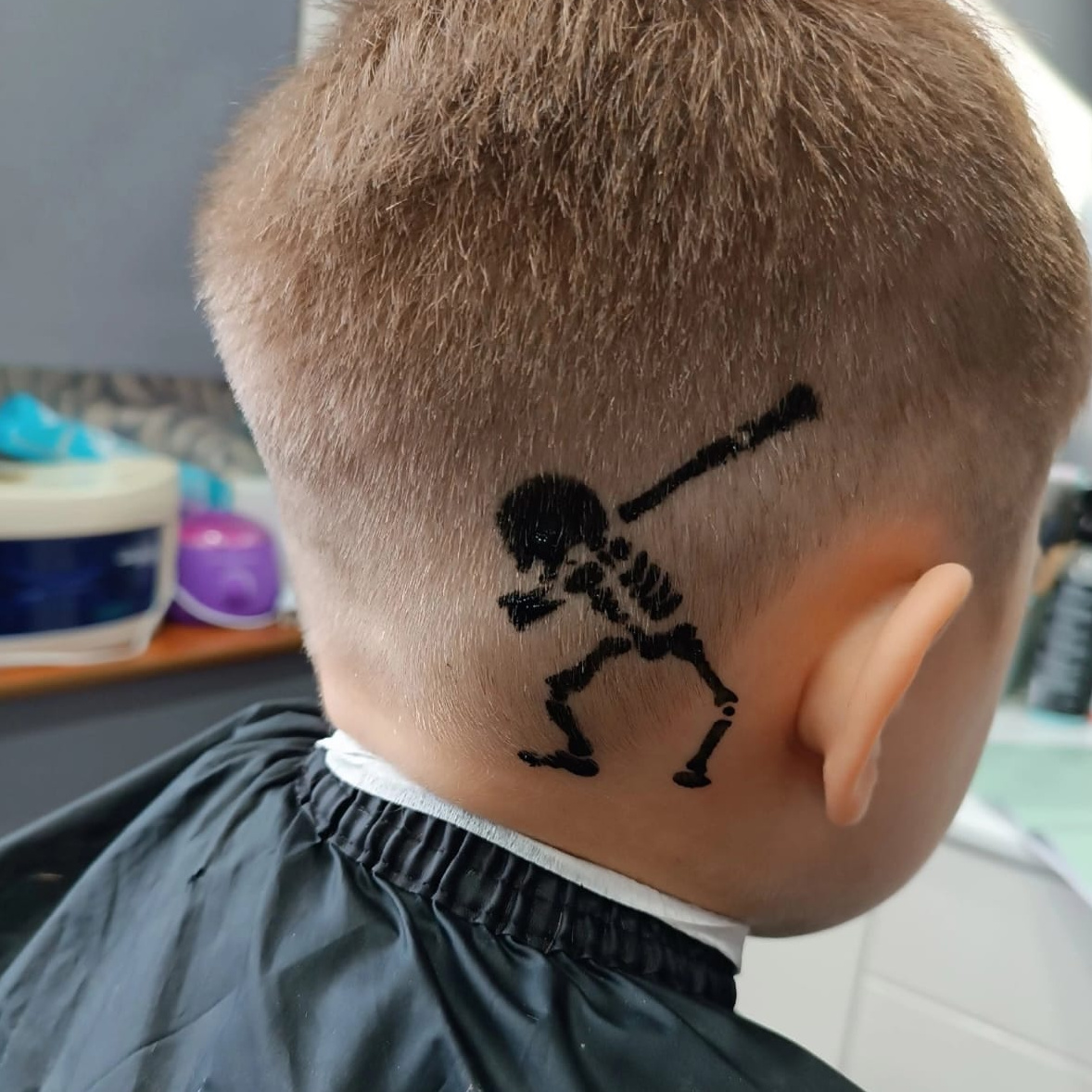 Тату на волосах