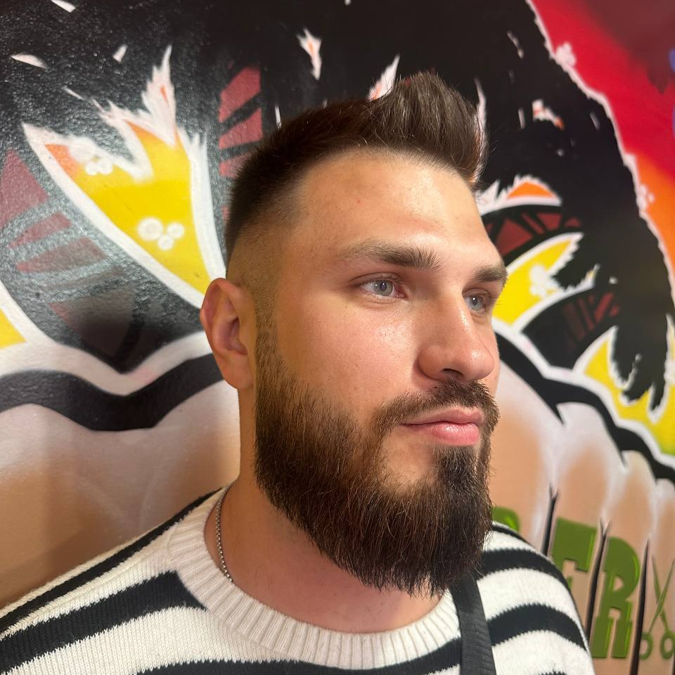 Комплекс: барберская стрижка + оформление бороды с окантовкой