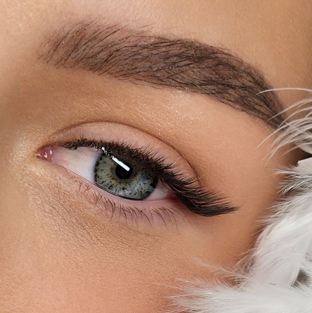 Коррекция нарощенных ресниц