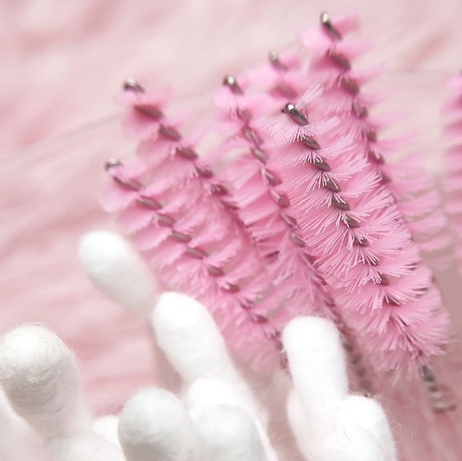 Снятие нарощенных ресниц (возможно только с последующим наращиванием).