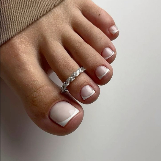 Ухаживающий педикюр с покрытием