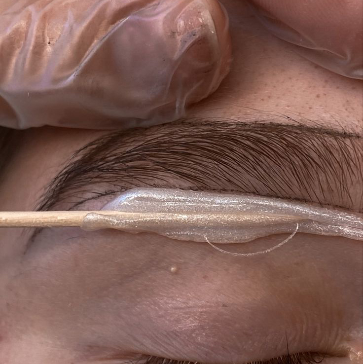 Коррекция бровей воском