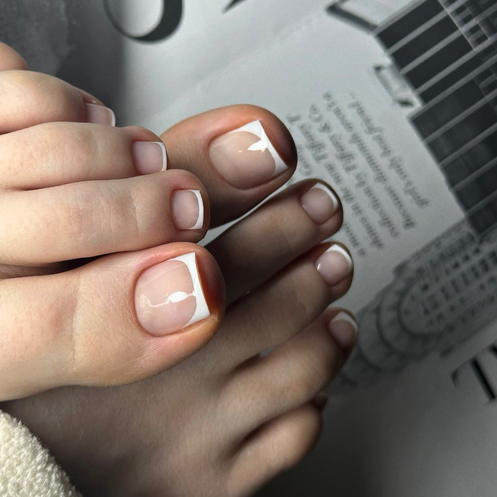 Педикюр с покрытием  Входит снятие, педикюр, ремонт, дизайн/однотонное, обработка стоп)