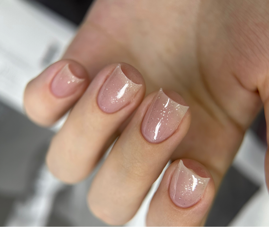 Маникюр с покрытием гель-лак    (Входит снятие, маникюр, ремонт/достраивание, дизайн/однотонное)