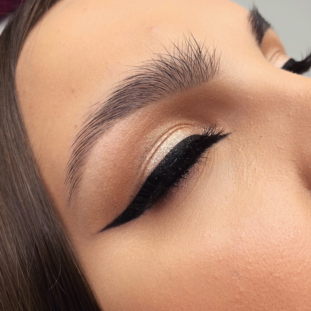 Коррекция перманентного макияжа век