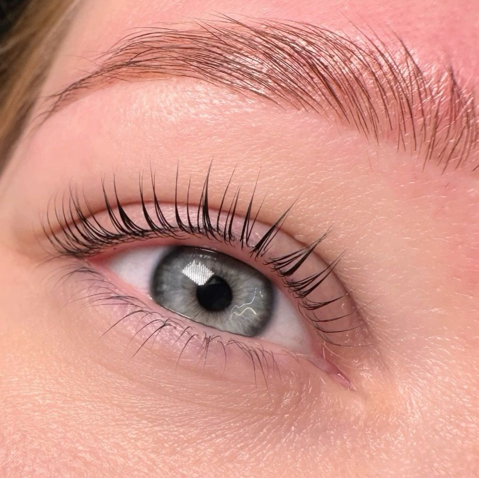 Комплекс: Оформление бровей + ламинирование ресниц