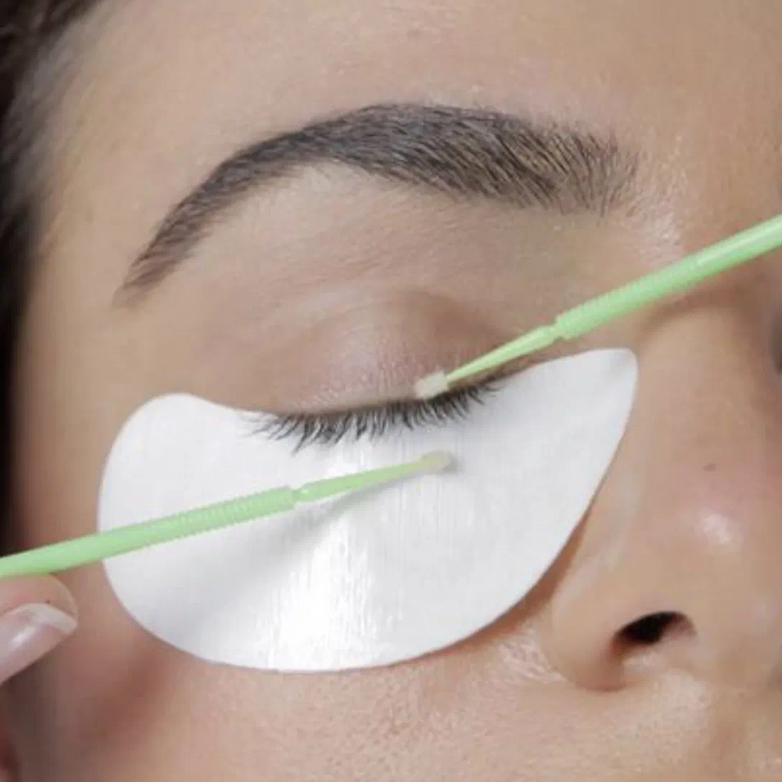 Снятие наращенных ресниц