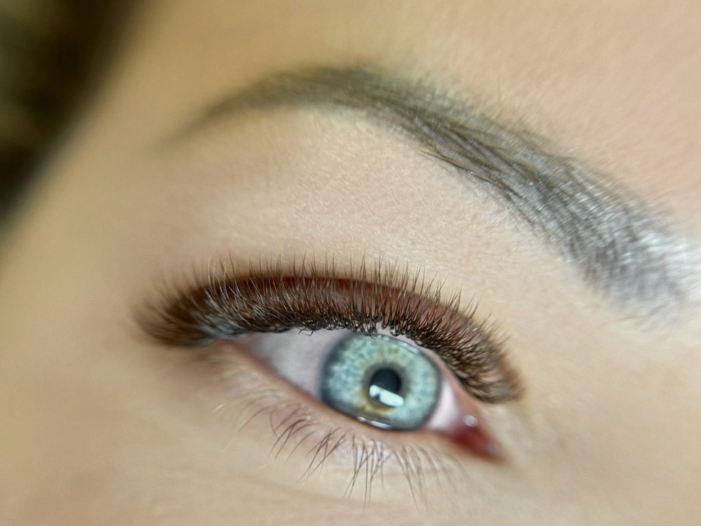 Коричневые ресницы