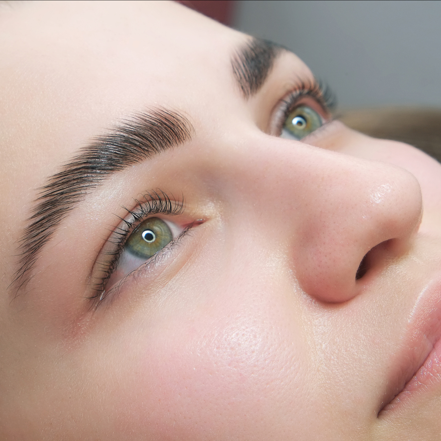 Ламинирование (долговременная укладка) + окрашевание + коррекция бровей