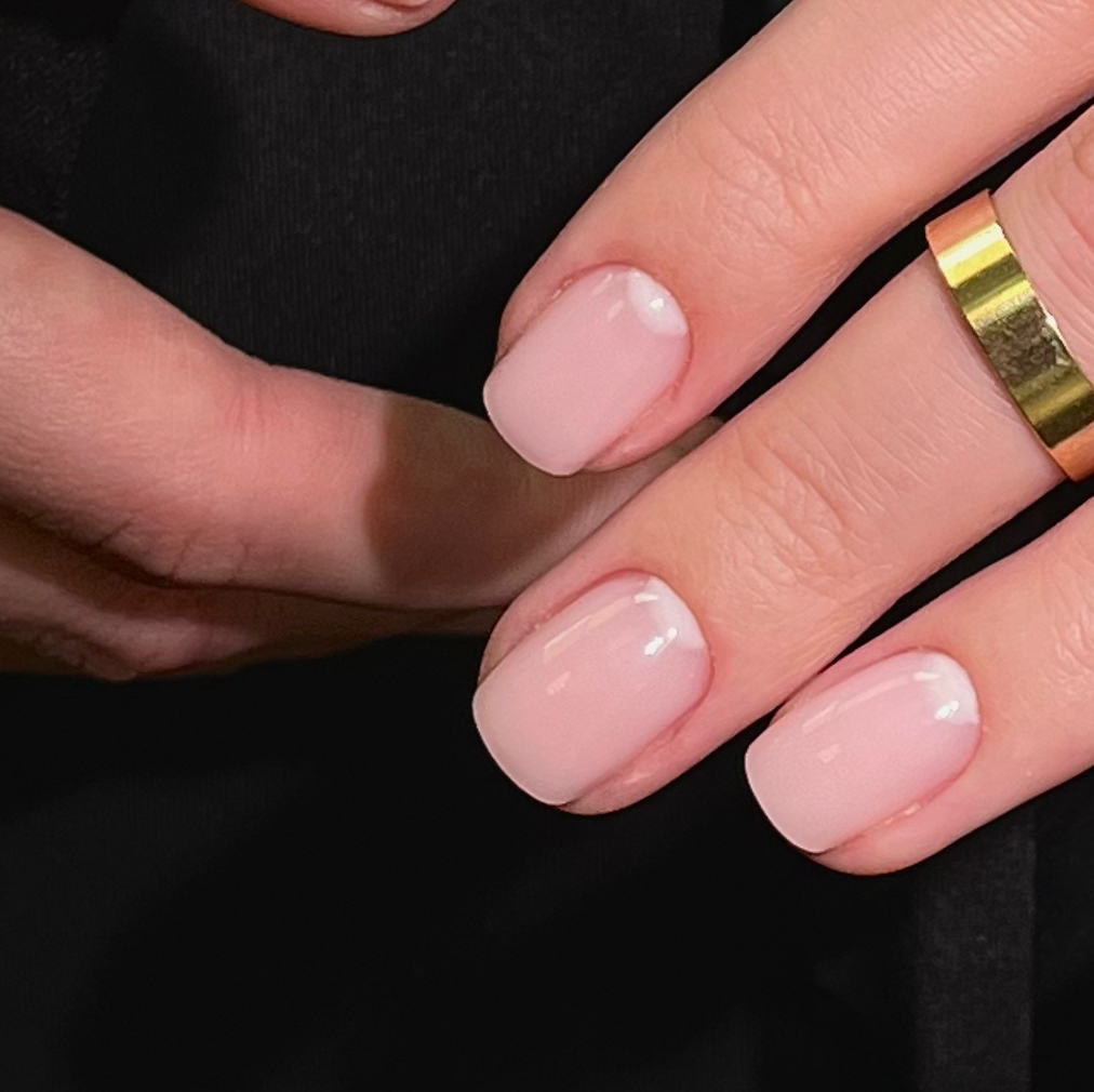 Маникюр с покрытием(укрепление и легкий дизайн)