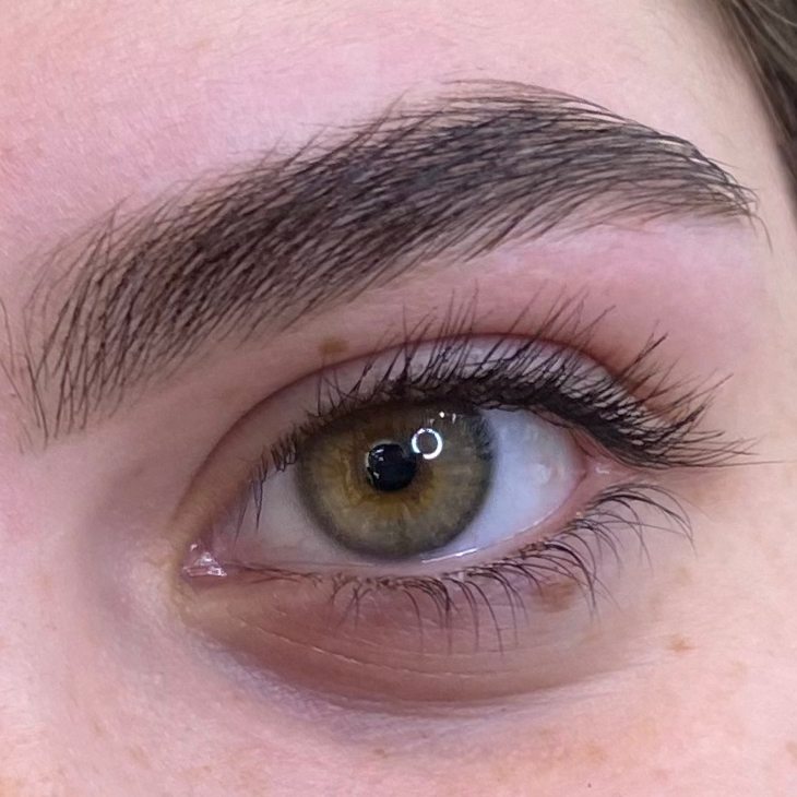 Художественное оформление бровей Входит: окрашивание краской и коррекция