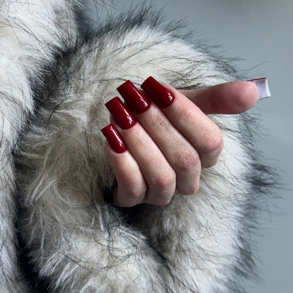 Наращивание ногтей + однотонное покрытие и легкий дизайн