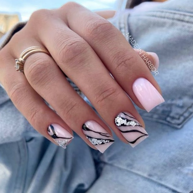 Топ маникюр на средние ногти.
(снятие чужого покрытия не входит в стоимость)