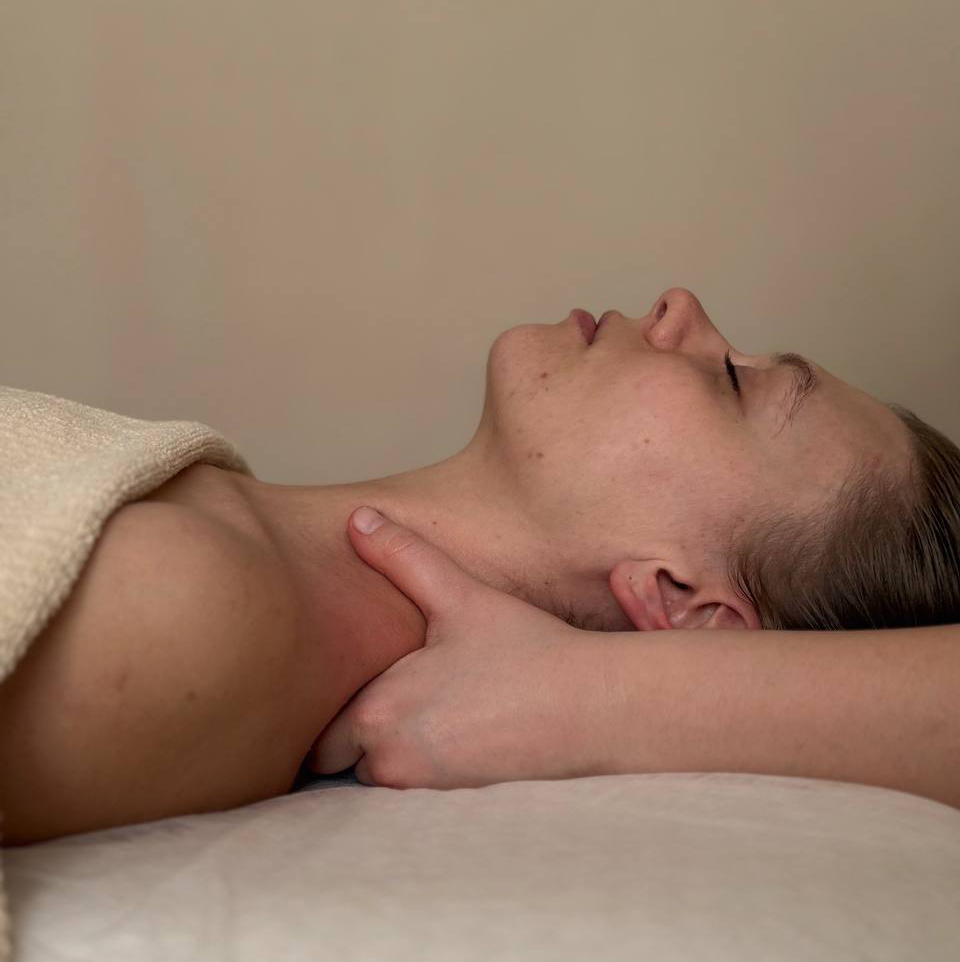 Массаж шейно-воротниковой зоны