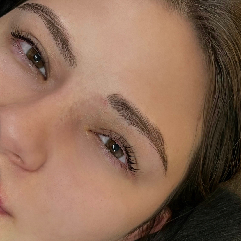 Окрашивание верхних и нижних ресниц