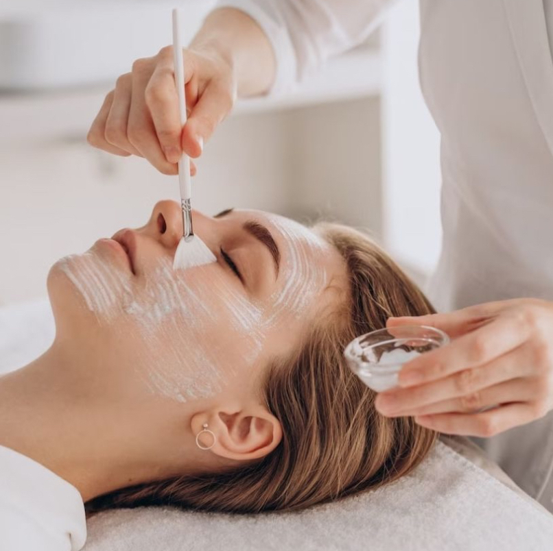 Интенсивный увлажняющий омолаживающий уход и чистка лица.