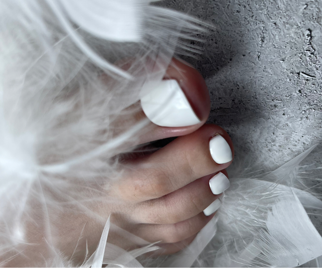 Полный педикюр •обработка стопы и пальчиков •однотонное покрытие