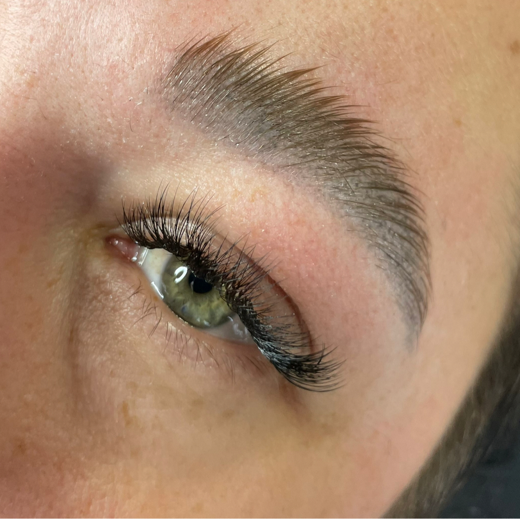 Ламинирование и окрашивание бровей, удаление волос с носогубной части воском