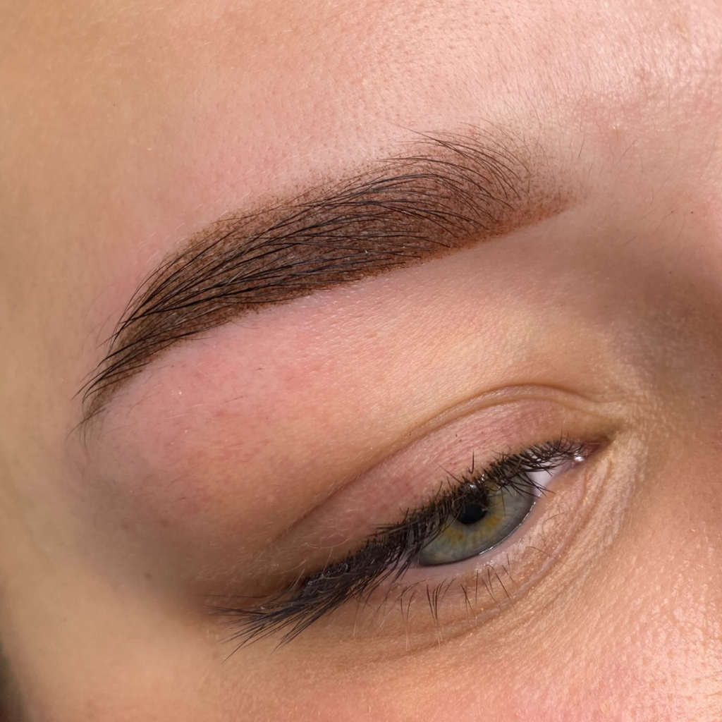 Перманентный макияж бровей