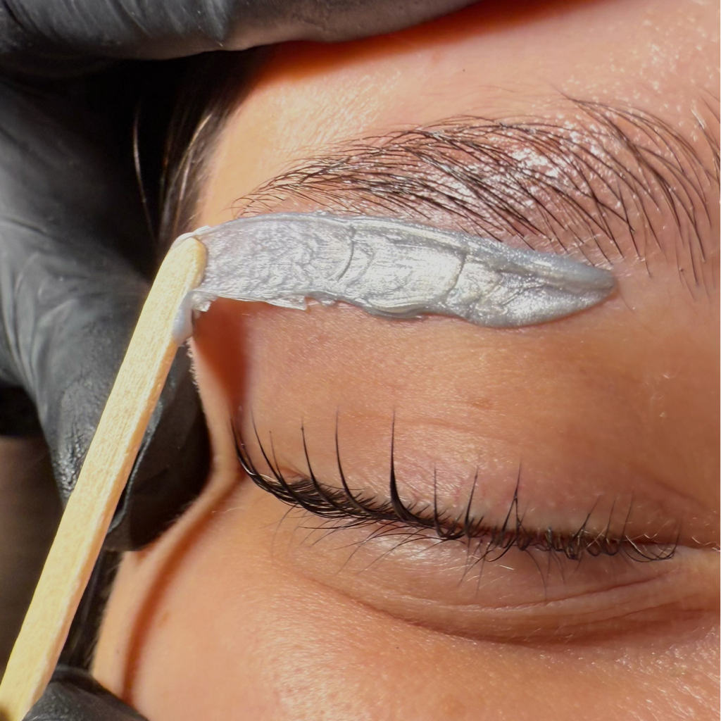 Коррекция бровей воском